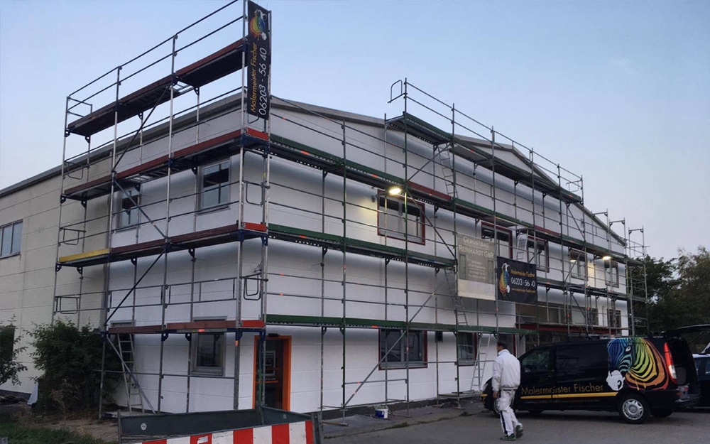 Fassadensanierung mit Gerüst an einem Wohnhaus in der Region Rhein-Neckar