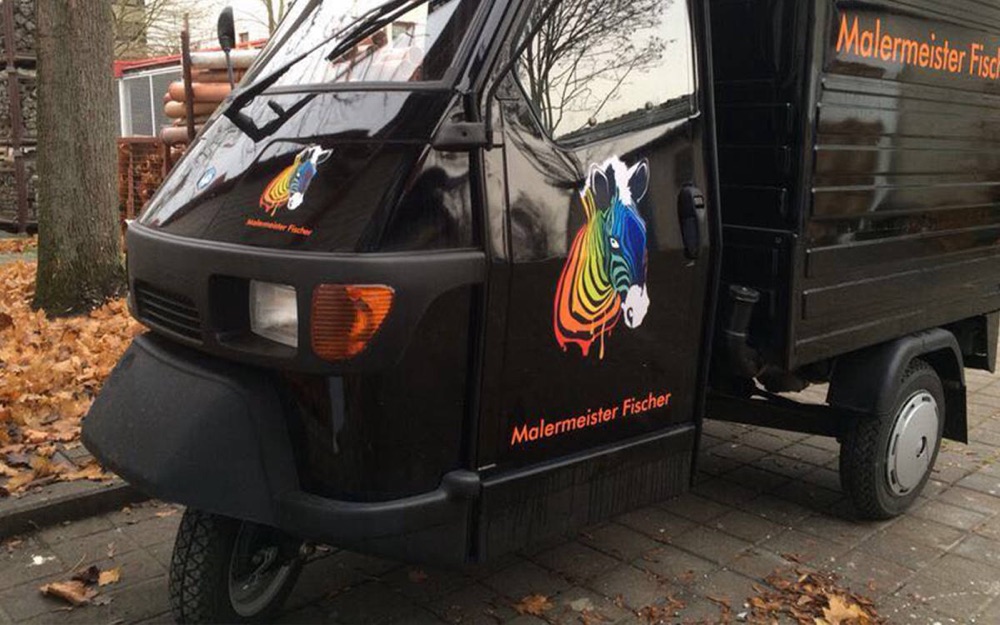 Firmenfahrzeug von Malermeister Fischer mit Logo